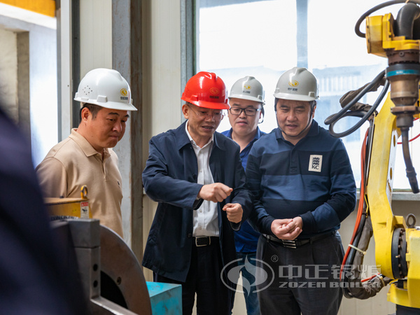 總經理張國平先生講解中正鍋爐機器人焊接設備的優(yōu)勢